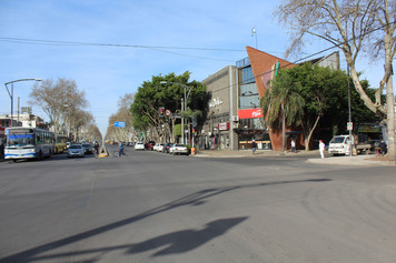 Av. Uriburu entre vías del FFCC Mitre y Av San Martín